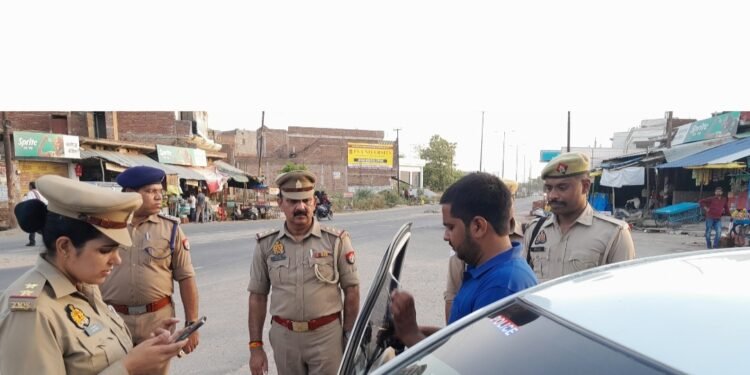 करहल घिरोर चौराह पर वाहनों की चेकिंग की  वाहनों से हूटर व शीशों से काली फिल्म हटवाई!