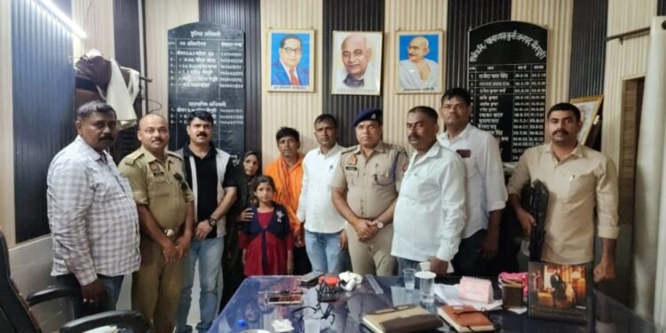 चाय की दुकान पर रोती हुई मिली 9 साल कीअपहरण बच्ची हुई बरामद, मेडिकल के लिए भेजा करहल सीओ की सक्रियता से मिली कामयाबी48 घंटे में पुलिस ने बरामद करके ली राहत की सांस !