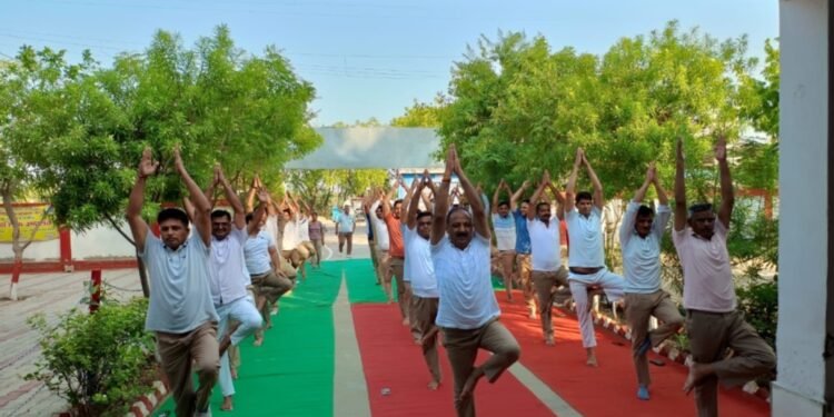 करहल 10 वें अंतर्राष्ट्रीय योग दिवस पर समस्त स्टाफ के साथ योग करते हुए करहल थानाध्यक्ष ललित भाटी..