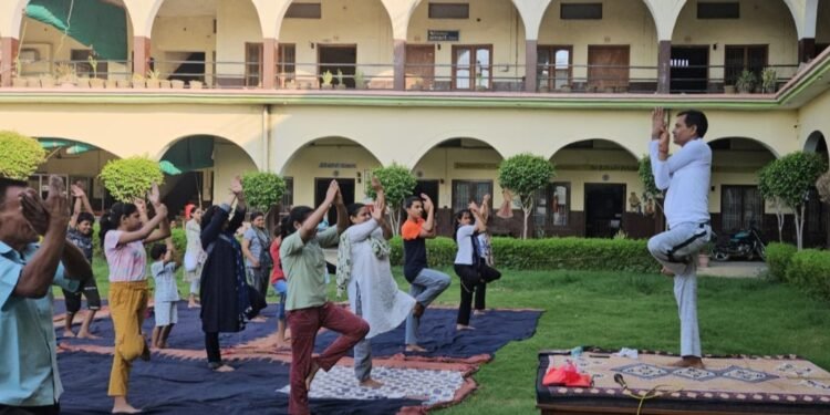करहल   10 वें अंतर्राष्ट्रीय योग दिवस के मौके पर संत विवेकानंद सीनियर सेकेंडरी स्कूल में योग दिवस मनाया गया।