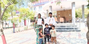 पीड़ित महिला तीन बच्चो के साथ पहुंची थाने करहल थानाध्यक्ष को प्रार्थना पत्र देकर न्याय की गुहार लगाई !