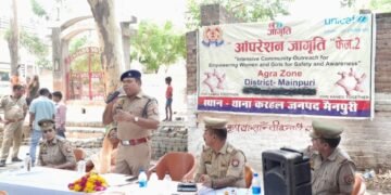 ऑपरेशन जागृति फेज २ के तहत क्षेत्राधिकारी संतोष कुमार सिंह ने बाग वृंदावन मोहल्ला मे महिलाओं और बालिकाओं को जागरूक किया।..