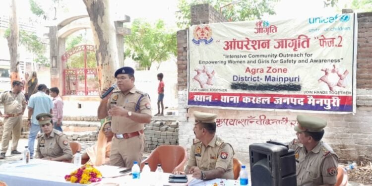 ऑपरेशन जागृति फेज २ के तहत क्षेत्राधिकारी संतोष कुमार सिंह ने बाग वृंदावन मोहल्ला मे महिलाओं और बालिकाओं को जागरूक किया।..