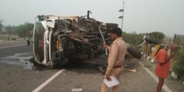 करहल आगरा लखनऊ एक्सप्रेसवे  83 पर अनियंत्रित होकर पलटा ट्रक।