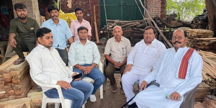 मैनपुरी पहुंचे मैथिल समाज के नेता पीड़ित से जुटाई जानकारी.