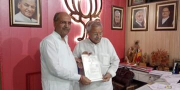 भाजपा नेता रमाकांत दुबे ने टिकट के लिये दिल्ली पहुँच कर लक्ष्मीकांत बाजपेयी क़ो दिया आवेदन.