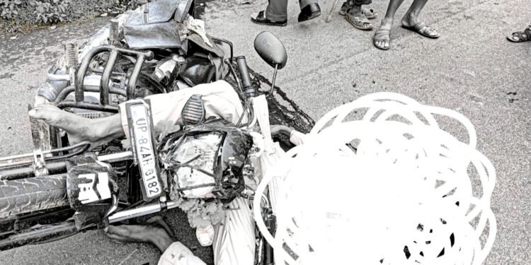 करहल नवाटेढा चौराहे से मैनपुरी की तरफ मोटर साइकिल और रोडवेज बस में हुई आपसी भिड़त।