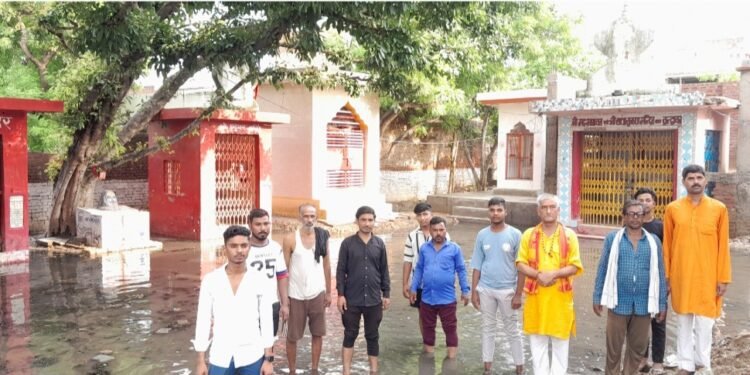 करहल पंचायत की बड़ी लापरवाही,प्राचीन मंदिर में भरा गंदा पानी शुरू हुई मंदिर में बहते गंदे पानी की कवायद !