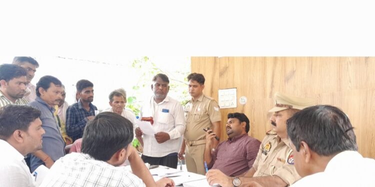 थाना करहल में थाना प्रभारी ललित भाटी और नायब तहसीलदार संतोष राजौरिया समाधान दिवस में सुनी फरियादियों की शिकायत।
