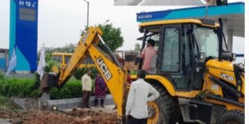 नाले पर हुए अतिक्रमण के खिलाफ बाबा के बुलडोजर का गरजना हुआ शुरू।