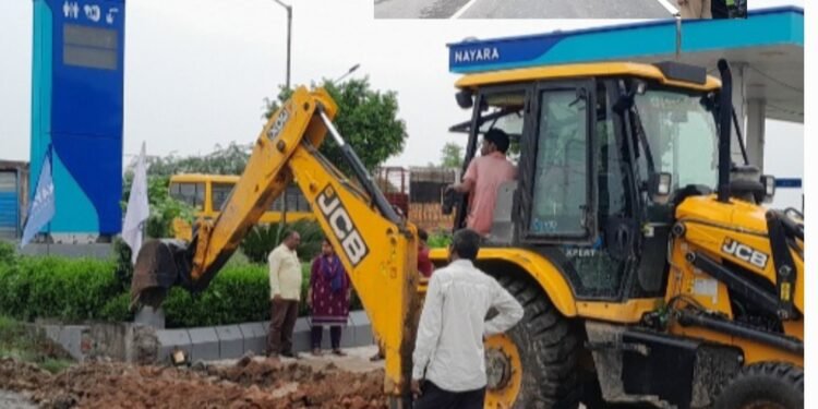 नाले पर हुए अतिक्रमण के खिलाफ बाबा के बुलडोजर का गरजना हुआ शुरू।