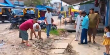 कोल्हुई ग्राम पंचायत वॉर्ड नंबर 03 के सदस्य प्रिन्स जायसवाल ने लोटन रोड की जनता के समस्या को देखते हुए जेसीबी लगवा कर कराया नाली सफाई।