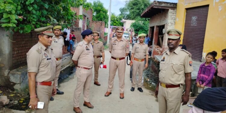 शुक्रवार को कोर्ट के आदेश पर एत्मादपुर पुलिस द्वारा निर्देशित धारा 2/3 में अपराधी सोबरन उर्फ सोबन्ना पुत्र भगवान सिंह निवासी भागूपुर के अवैध धन से 10 लाख 50 हजार की संपत्ति पर कब्जा कर लिया गया है।