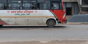 महाराजगंज जिले का प्रमुख केंद्र फरेंदा में बस अड्डा नहीं,यात्री परेशान !