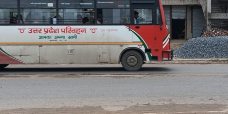 महाराजगंज जिले का प्रमुख केंद्र फरेंदा में बस अड्डा नहीं,यात्री परेशान !