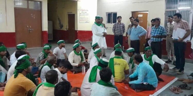 करहल तहसील मुख्यालय पर किसानों का धरना प्रदर्शन जारी अपनी मांगों को लेकर अड़े भाकियू के पदाधिकारी डाला डेरा !