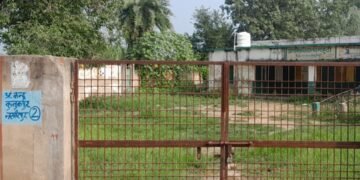 करहल प्राथमिक विद्यालय में लटकता रहा ताला गुरु के इंतजार में बैठे रहे बच्चे !