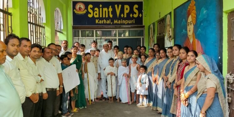 राष्ट्रपिता महात्मा गांधी एवं लाल बहादुर शास्त्री जी की जयंती पर पुष्प अर्पित करते हुए विद्यालय के निदेशक डॉ0 जे.पी यादव ने उनके आदर्शों और सिद्धांतों के बारे के बताया !