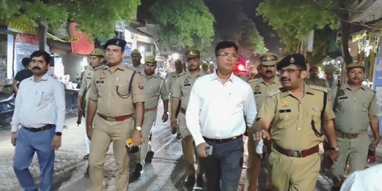 डीएम व अपर पुलिस अधीक्षक ग्रामीण ने फ्लैग मार्च कर दिया सुरक्षा का भरोसा !