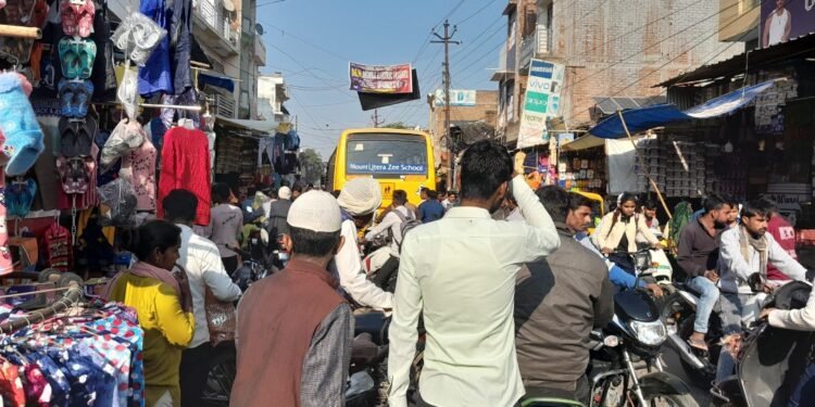 करहल में अतिक्रमण बना प्रशासन और दुकानदारों की लापरवाही का उदाहरण..