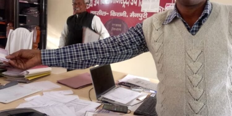 SDM कोर्ट किशनी के पेशकार पर लगा गंभीर आरोप पेशकार पर रिश्वत लेकर काम करने का लगा आरोप…