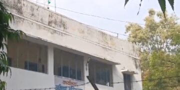 मैनपुरी पूर्व प्रधानमंत्री के निधन के बाद शोक में शामिल नहीं हुआ पीडब्लूडी विभाग, निधन के बाद नहीं झुकाया गया आधा राष्ट्रीय ध्वज,मीडिया के हस्तक्षेप के बाद झुकाया आधा ध्वज…