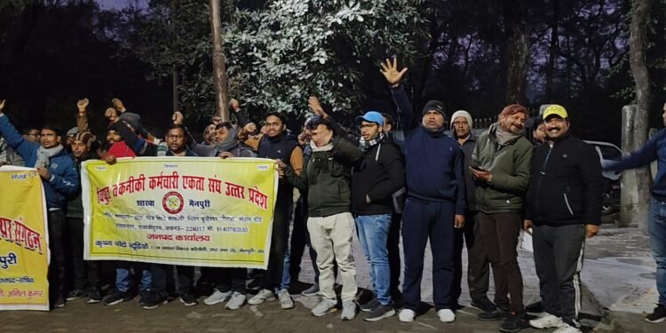 पूर्वांचल एवं दक्षिणांचल वितरण निगम में पीपीपी पार्टनरशिप हेतु प्रकाशित निविदा के विरोध में विद्युत तकनीकी कर्मचारी एकता संघ  की सभा…