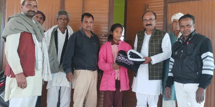 छात्रा को संवेदना फाउंडेशन ने दी मदद,राष्ट्रीय अध्यक्ष धर्मवीर सिंह राही ने वस्त्र भेंट किए…