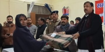 करहल तहसील परिसर में कंबल वितरण कार्यक्रम,भाजपा नेता अनुजेश प्रताप यादव ने उप जिलाधिकारी नीरज द्विवेदी के नेतृत्व में किए वितरण…