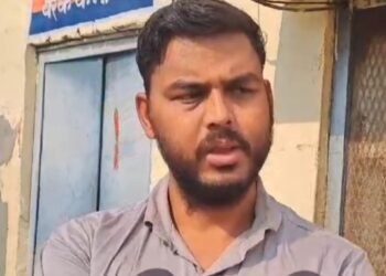 नशे में धुत यात्री ने टीटी को मारा थप्पड़, टीटी और उसके सहयोगियों ने लातों से की जमकर यात्री की पिटाई वीडियो आया सामने।