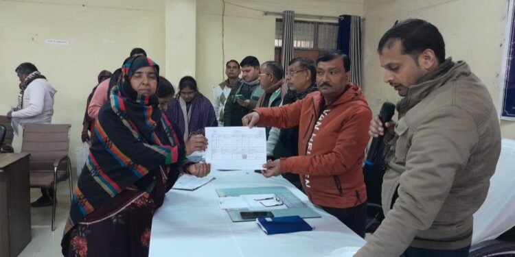 करहल तहसील परिसर में तहसीलदार ने किया घरोनी वितरण कार्यक्रम का आयोजन…