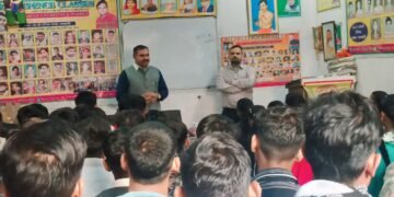 भगत जी मार्केट स्थित सुप्रसिद्ध योगीराज केमिस्ट्री फिजिक्स क्लासेस पर कक्षा 12 के विद्यार्थियों का विदाई समारोह किया गया…