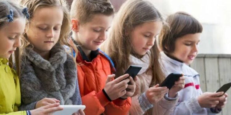 मोबाइल बच्चों को गूंगा बना रहा बच्चों में कई प्रकार की परेशानियां…