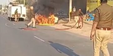 करहल सड़क पर दौड़ती कार बनी आग का गोला…