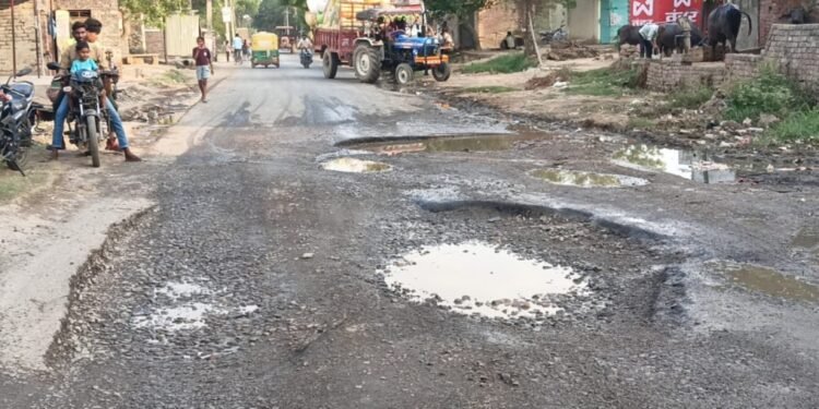 प्रशासन बना अनजानगांव कंचनपुर में विशाल गड्डा बना हादसों की वजह….