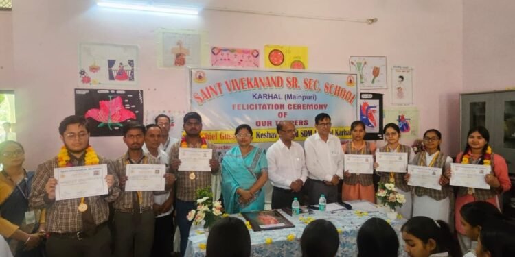 करहल संत विवेकानंद सीनियर सेकंडरी स्कूल में बोर्ड परीक्षाओं में टॉपर् रहे छात्र- छात्राओं को केशव प्रसाद उप जिलाधिकारी न्यायिक ने  किया सम्मानित।..