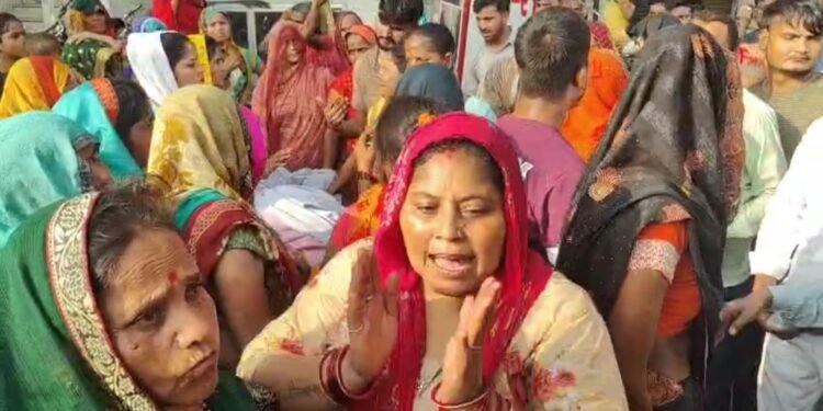 मैनपुरी नर्सिंग होम की लापरवाही से प्रसूता की मौत, मौत के बाद परिजनों ने काटा हंगामा…