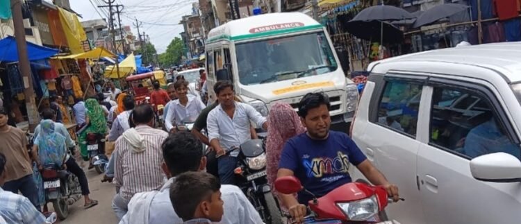 करहल में जाम की समस्या हो गई आम,परेशान होते राहगीर और जाम के झाम में फंसी एंबुलेंस…