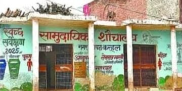 करहल के मोहल्ला बाग वृंदावन में नगर पंचायत का सामुदायिक शौचालय बदहालीऔरअतिक्रमण का शिकार…