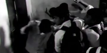 विद्यालय में छात्र की पिटाई,वीडियो वायरल जान से मारने की धमकी का भी आरोप…