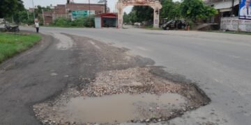 जैन इंटर कॉलेज गेट के सामने जानलेवा साबित हो रहा हैं सड़क का गड्ढा,प्रशासन मौन…