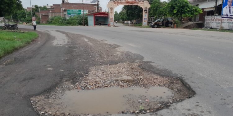 जैन इंटर कॉलेज गेट के सामने जानलेवा साबित हो रहा हैं सड़क का गड्ढा,प्रशासन मौन…