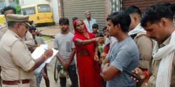 शातिर टप्पेबाजों ने महिला से उतरवाए कानों के कुंडल,गली में मचा हड़कंप..