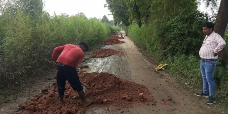 लोक निर्माण विभाग ने सड़क के भरे घव,कराई मरम्मत राहगीरों ने ली राहत की सांस….