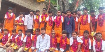 गांव वासियों ने पुष्पवर्षा कर किया स्वागत, प्रधान और समाजसेवी ने किया सम्मान….