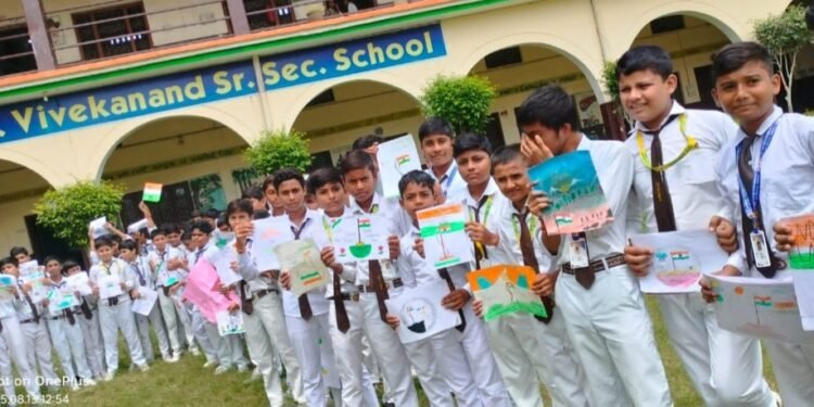 करहल विद्यालय में तिरंगा बनाओ पोस्टर प्रतियोगिता,स्लोगन एवं तिरंगा रैली का आयोजन….