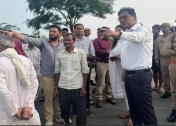 जिलाधिकारी अंजनी कुमार सिंह ने भूमि विवाद की शिकायत पर लिया संज्ञान,मौके पर पहुंचकर दिए निर्देश….