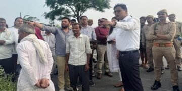 जिलाधिकारी अंजनी कुमार सिंह ने भूमि विवाद की शिकायत पर लिया संज्ञान,मौके पर पहुंचकर दिए निर्देश….