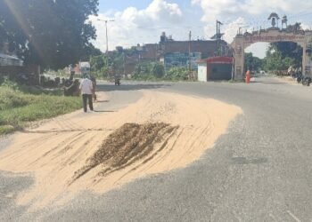 सड़कों के जख्मों पर मरहम लगाना कोई पीडब्ल्यूडी विभाग से सीखे,दूसरे दिन गाड़ियों के आवागमन से आधी से अधिक मिट्टी धूल के रूप में उड़ गई….