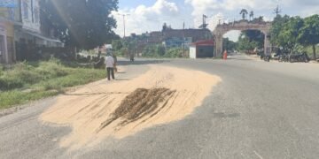 सड़कों के जख्मों पर मरहम लगाना कोई पीडब्ल्यूडी विभाग से सीखे,दूसरे दिन गाड़ियों के आवागमन से आधी से अधिक मिट्टी धूल के रूप में उड़ गई….